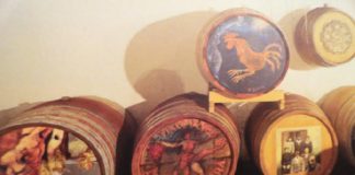 Umetniki v Brdih poslikali vinske sode