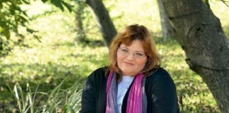 O Desi Muck in njeni ustvarjalnosti