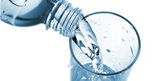 Voda v plastični embalaži lahko škoduje zdravju