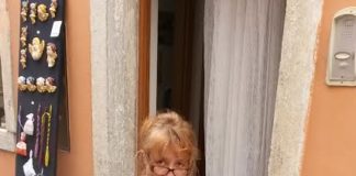 Izdelki Tanje Kaligarič v mestni knjižnici Izola