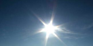 Ob morju se zjutraj sonce zbudi